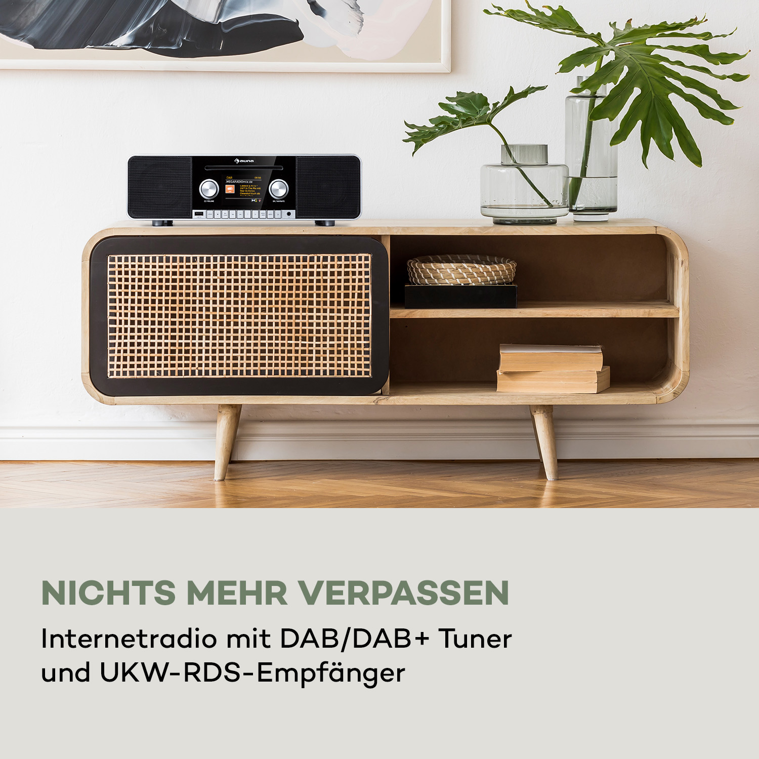 Radio auf Holzschrank, Text-Overlay.