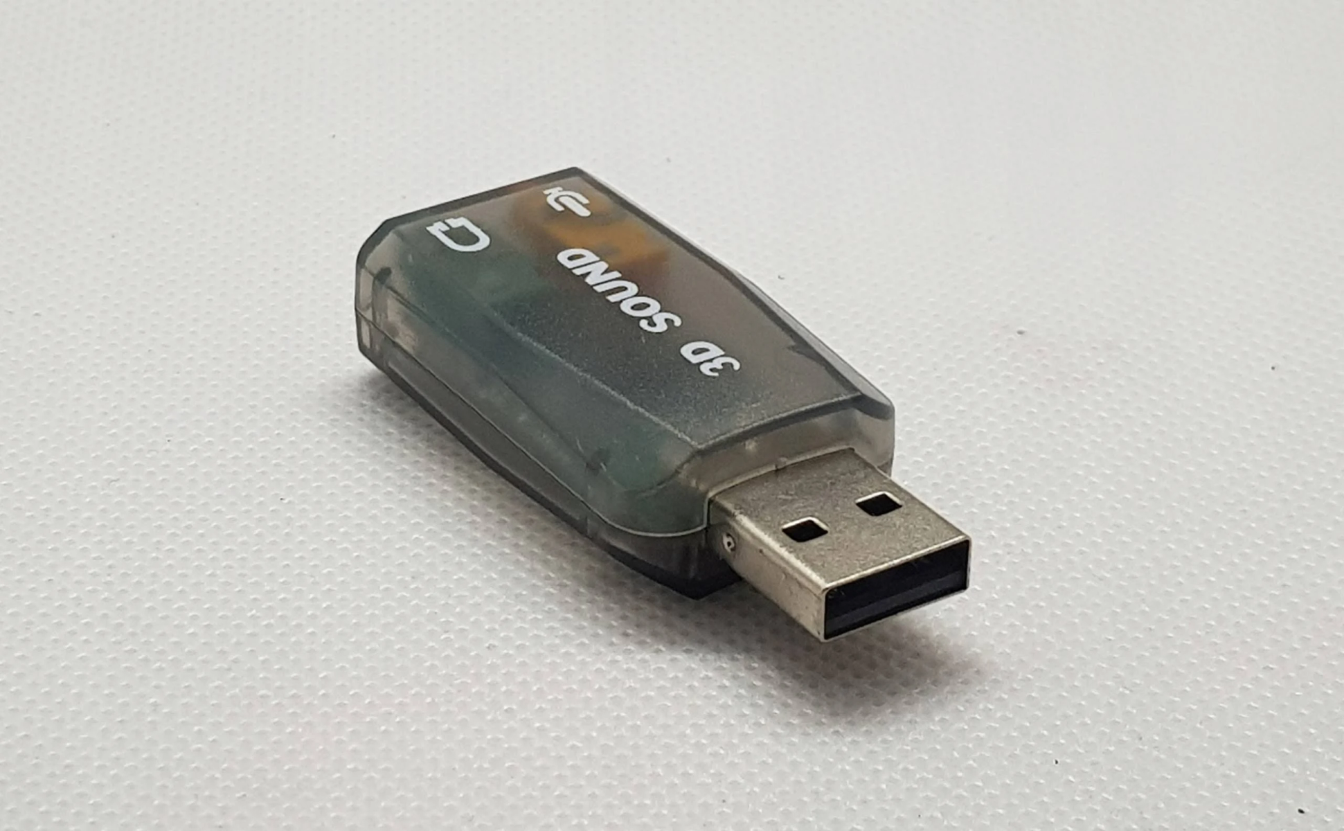 Czarny adapter dźwięku USB 3D. Podłącza się do portu USB.