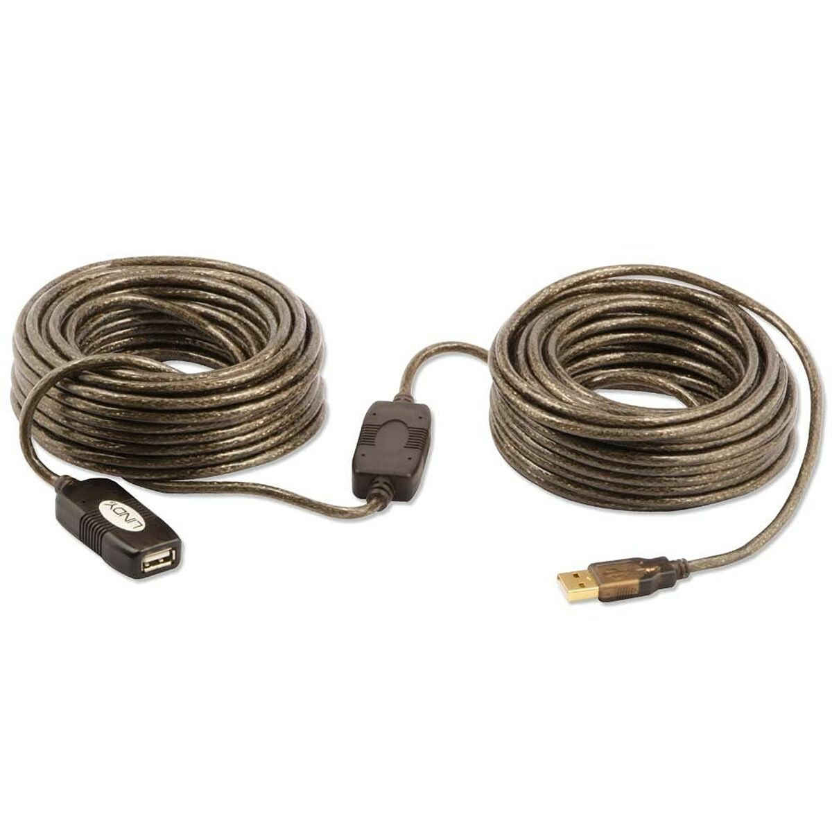 Due lunghi cavi di prolunga USB marrone scuro con connettori. Su una superficie bianca.