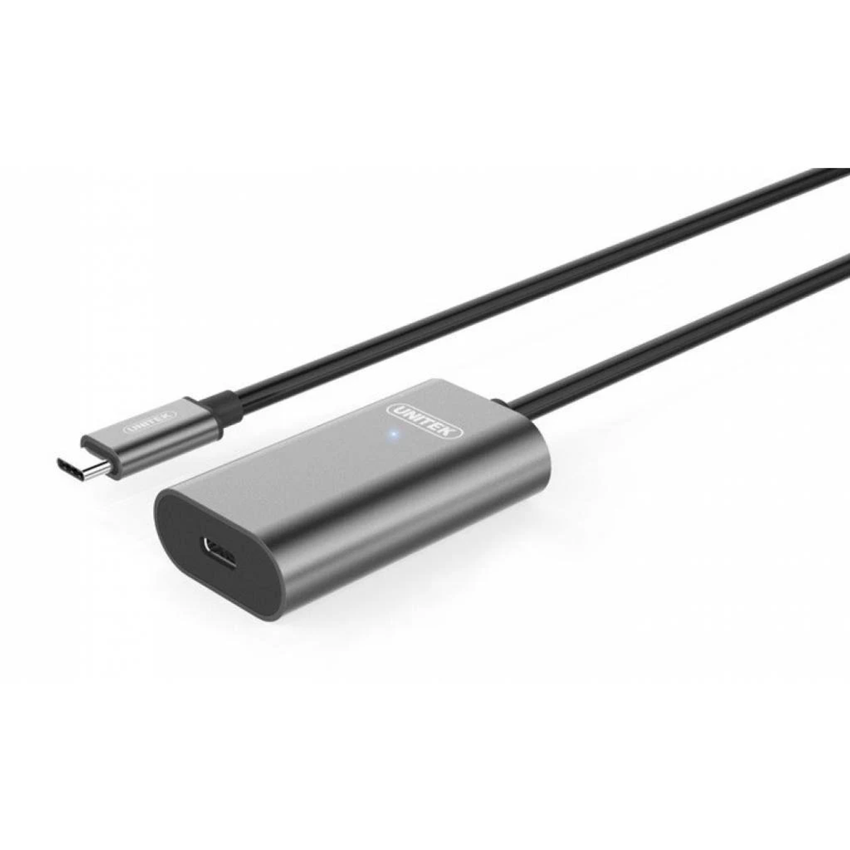 Un adattatore argentato con connettore USB-C e porta USB, con cavo nero. Isolato su sfondo bianco.