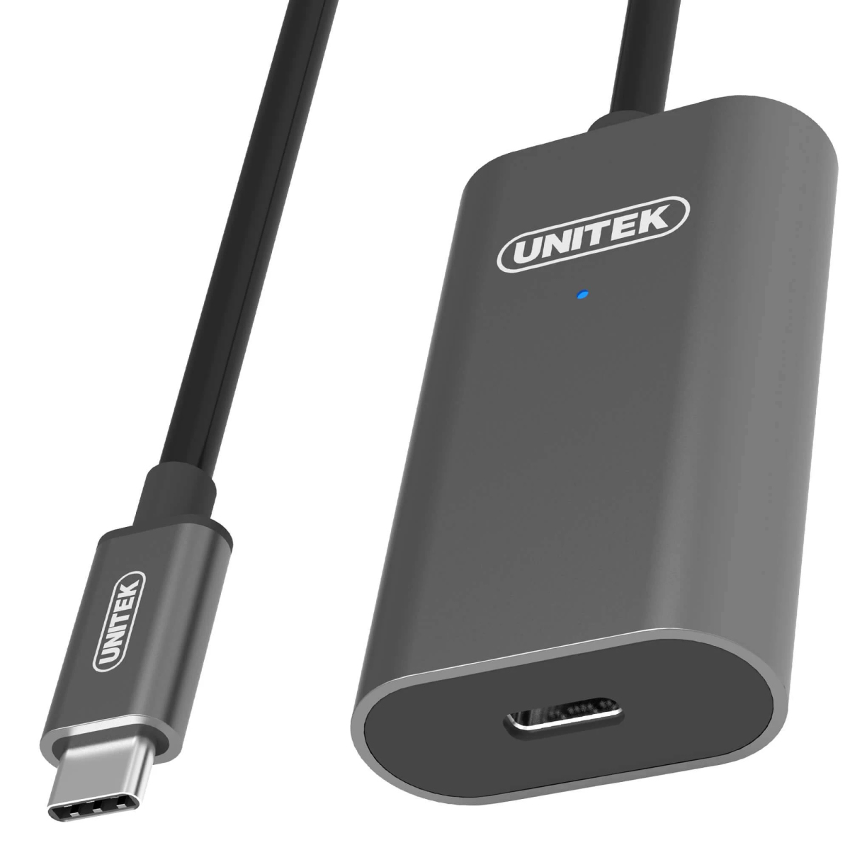 Un adattatore grigio con un cavo USB-C collegato. Lo sfondo è bianco.
