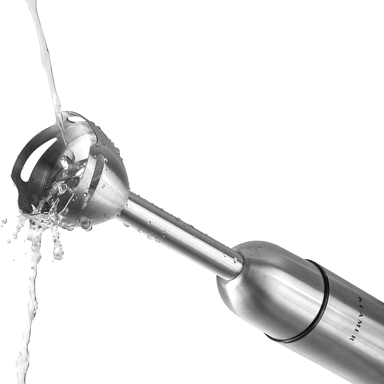 Ein silberner Stabmixer, bei dem Wasser aus der Klinge spritzt.