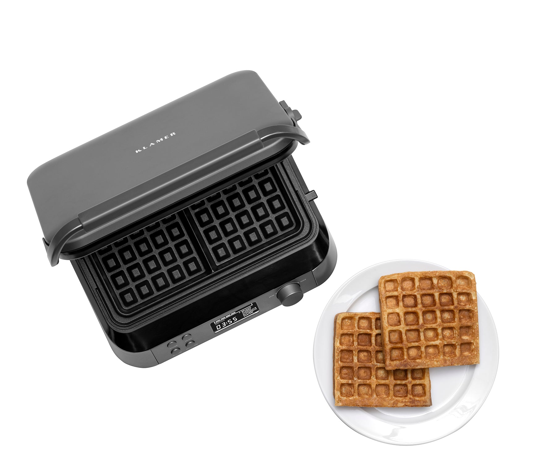 Ein Waffeleisen mit zwei Waffeln auf einem weißen Teller, Draufsicht.