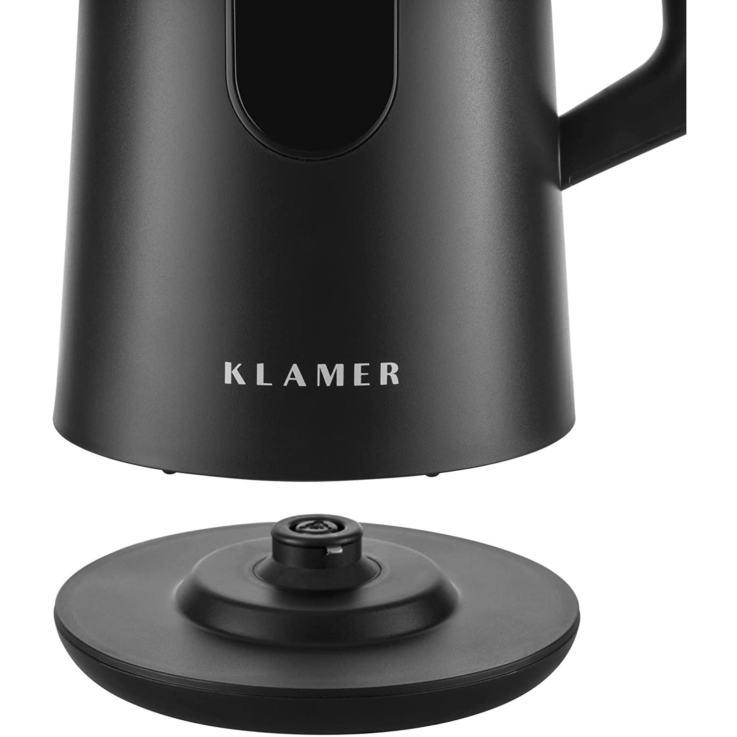 Schwarzer elektrischer Wasserkocher mit schwarzem Sockel. Auf dem Wasserkocher steht das Wort KLAMER. Weißer Hintergrund.