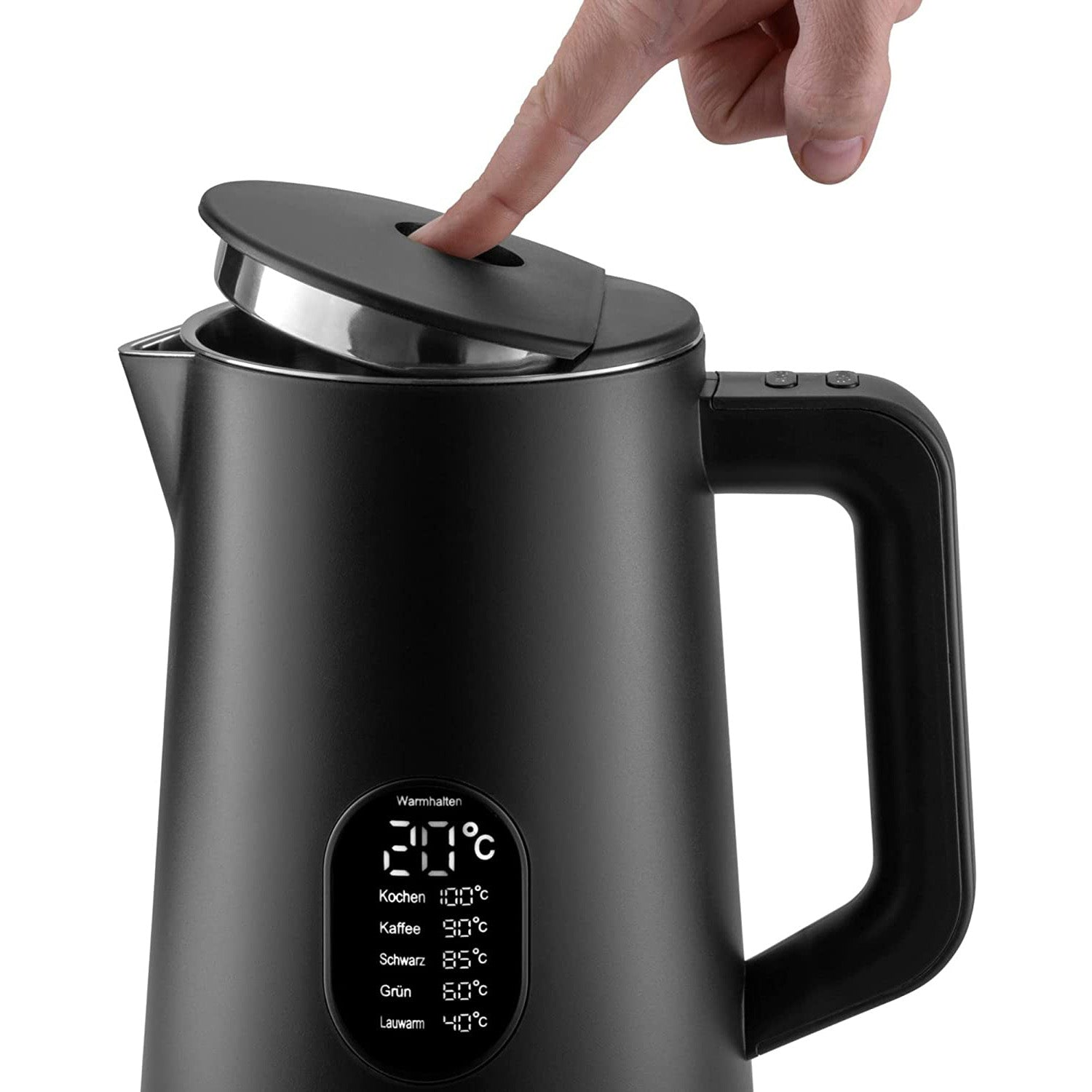Ein schwarzer Wasserkocher mit Digitalanzeige. Ein Finger drückt den Deckel nach unten.