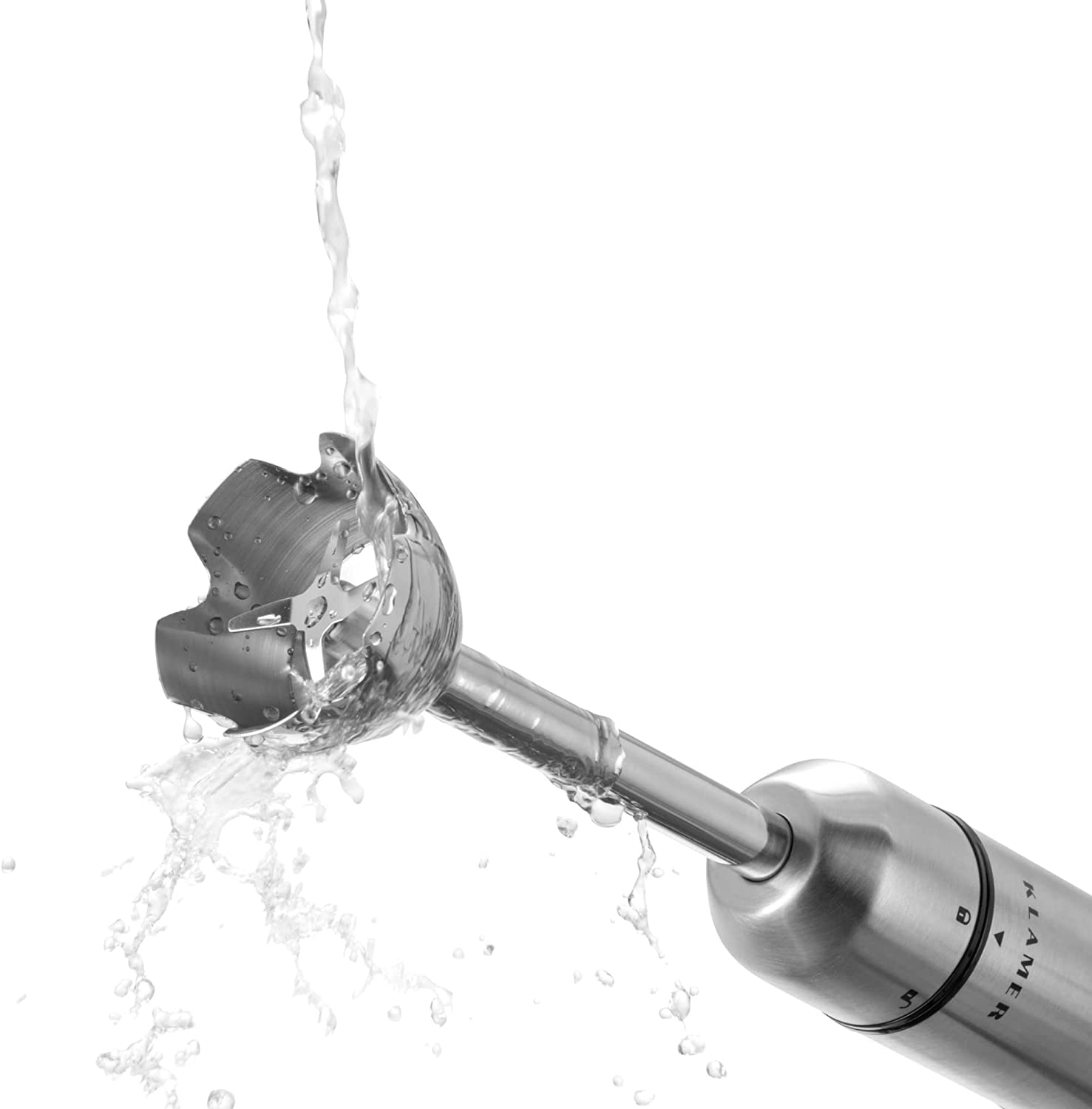 Ein metallener Handmixer mit umherspritzendem Wasser. Der Mixer befindet sich auf weißem Hintergrund.