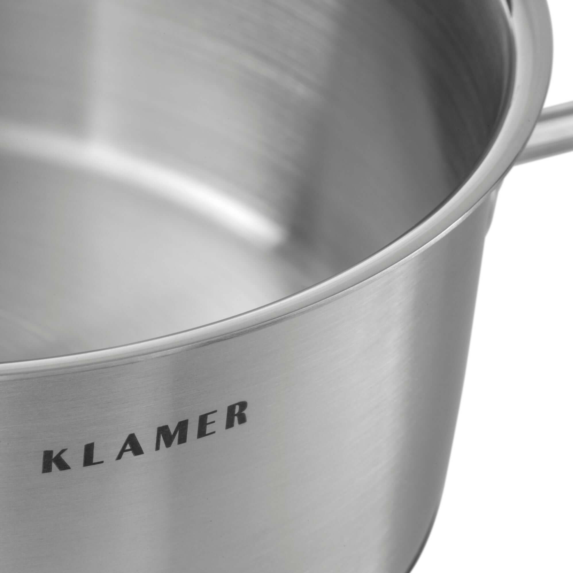 Ein Edelstahlkochtopf mit KLAMER darauf, vor weißem Hintergrund.