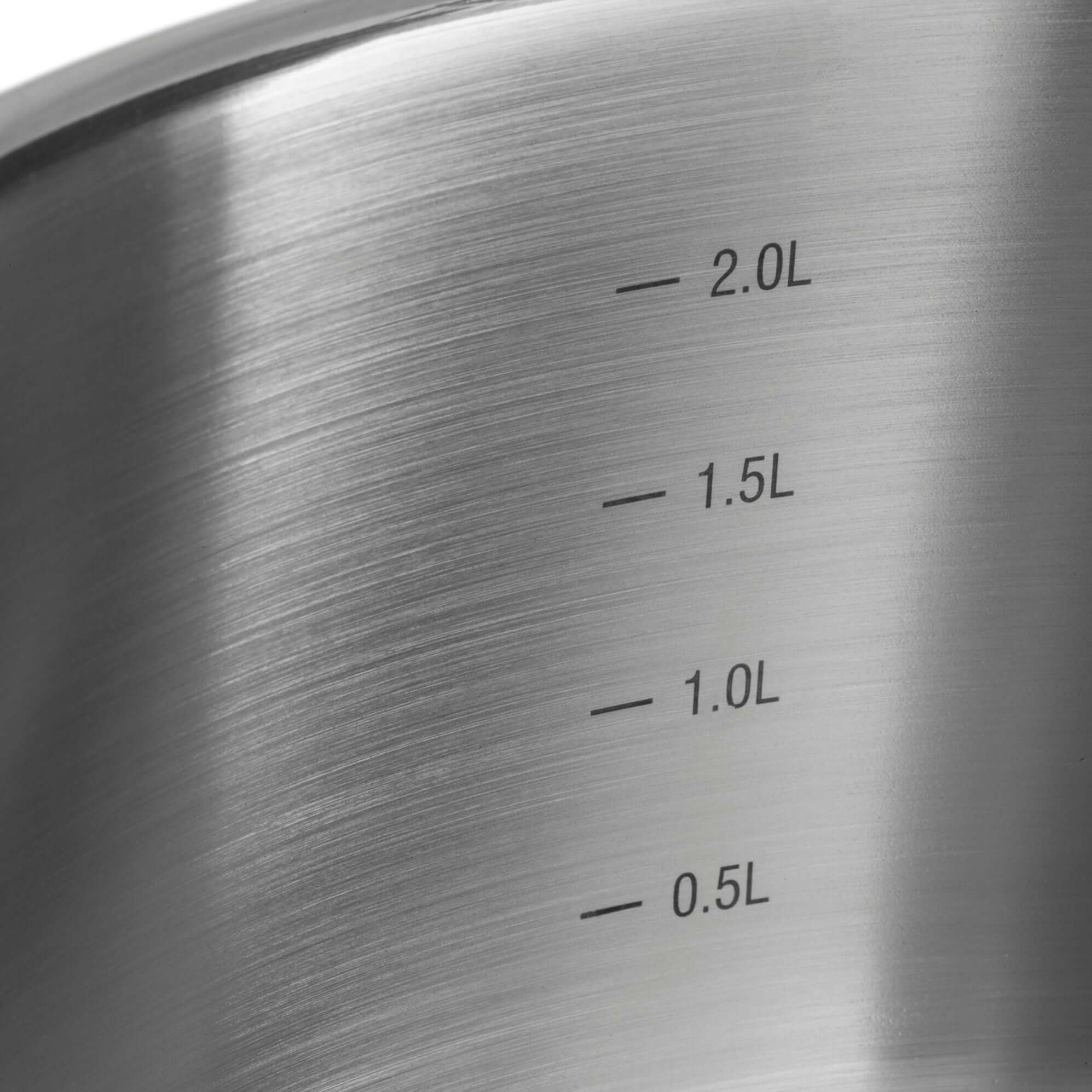 Edelstahltopf mit Messungen: 0,5L, 1,0L, 1,5L, 2,0L. Schwarze Markierungen an der Seite.