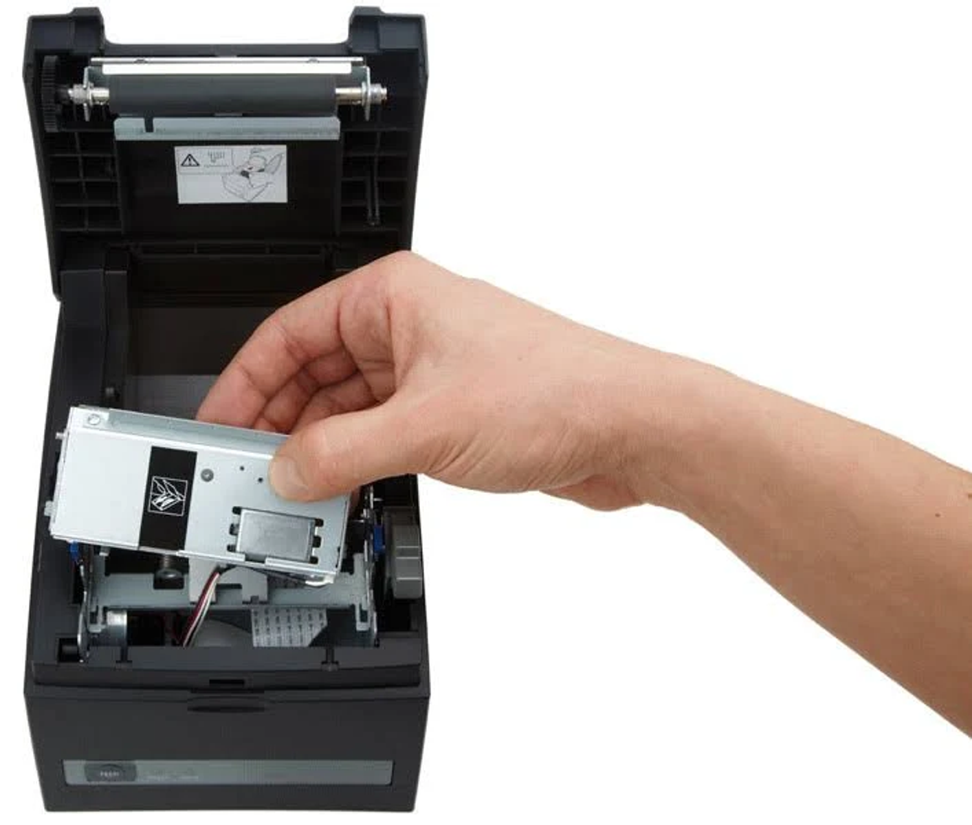 Eine Hand entfernt ein Fach aus einem schwarzen Drucker. Der Drucker ist offen.