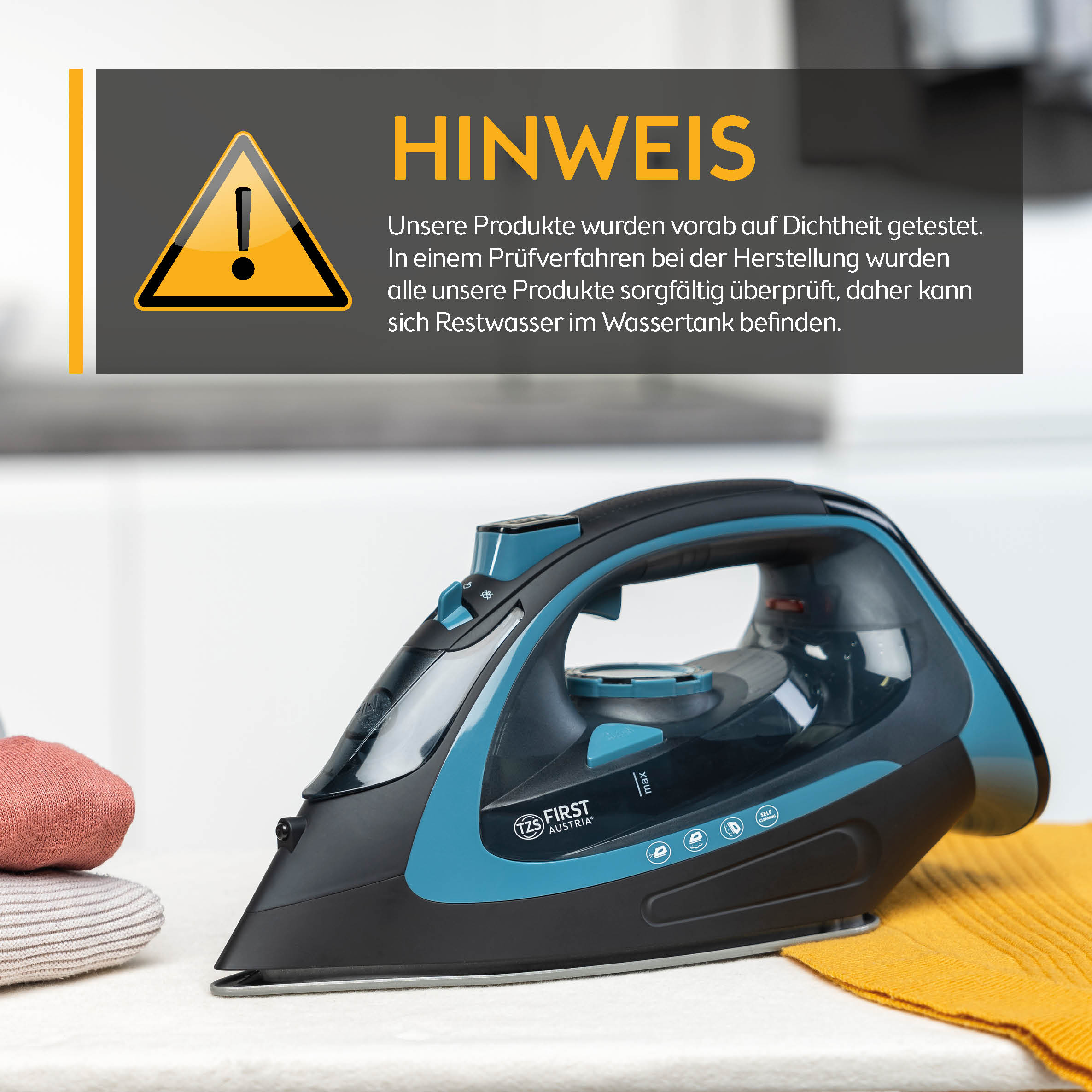 Bügeleisen auf weißer Oberfläche. Text auf Deutsch über das Testen von Produkten auf Undichtigkeiten. Eisen hat blaue und schwarze Teile.