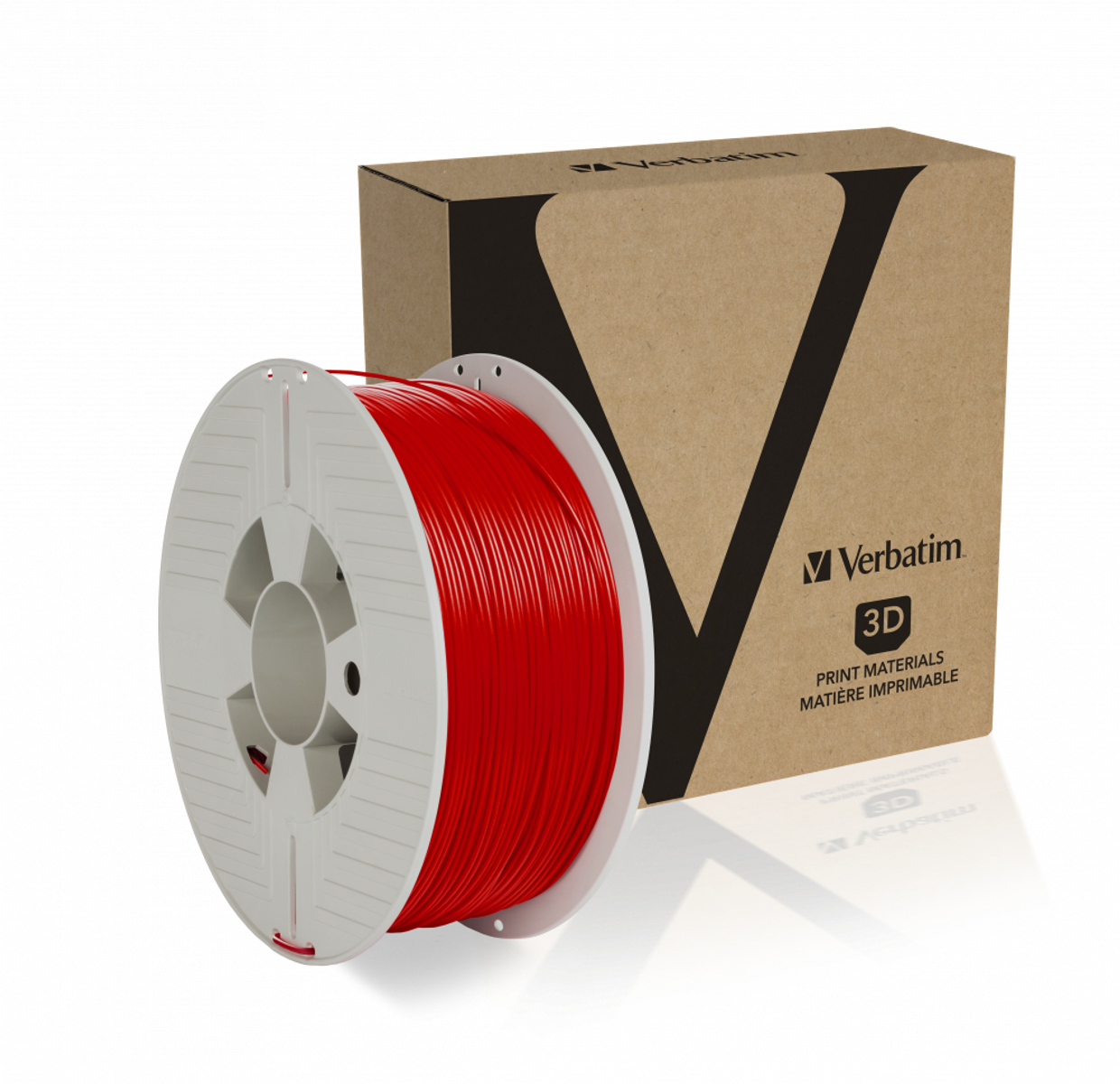 Rotes 3D-Druckfilament auf einer Spule und eine Pappschachtel. Weißer Hintergrund.