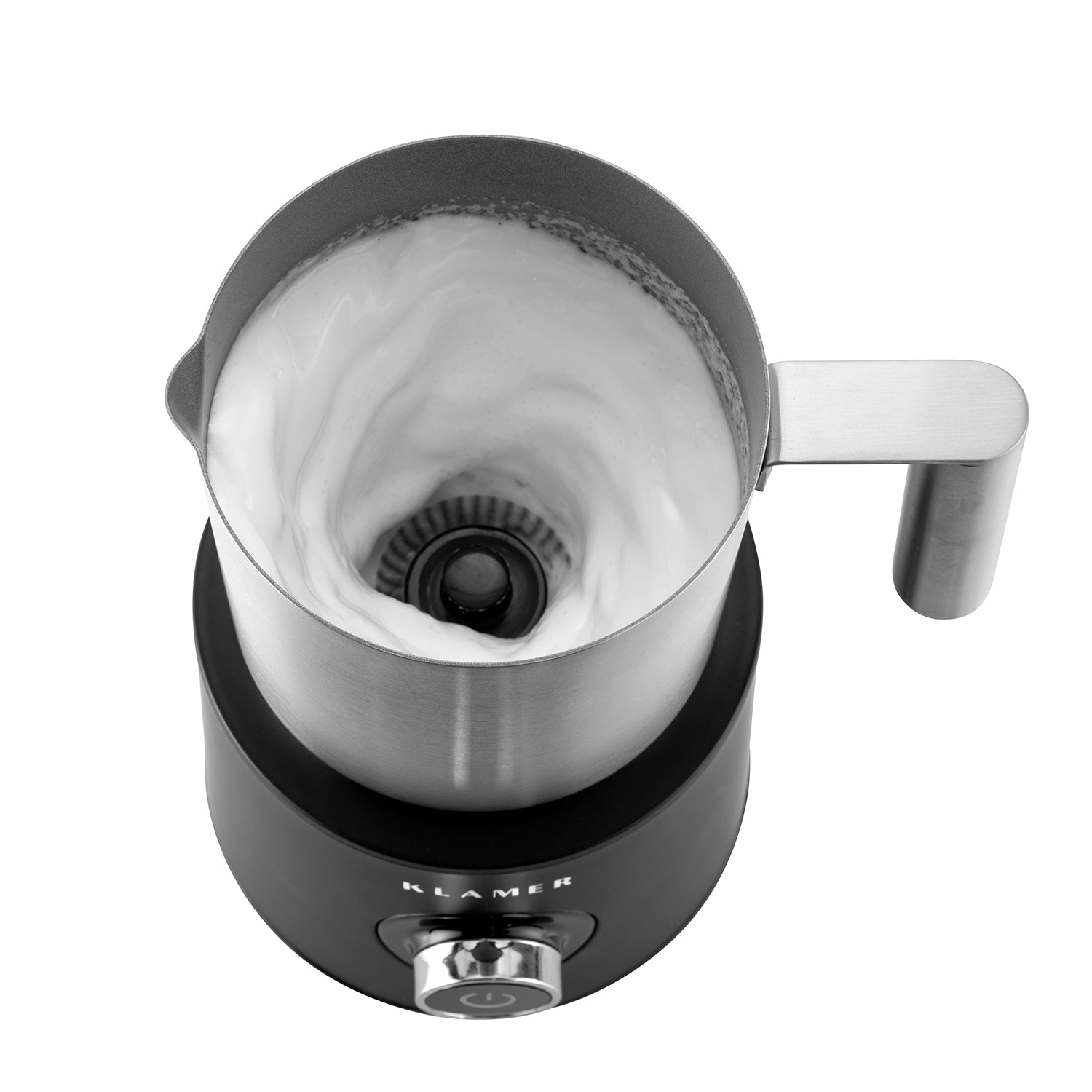 Draufsicht auf einen Milchaufschäumer, gefüllt mit schaumiger Milch.