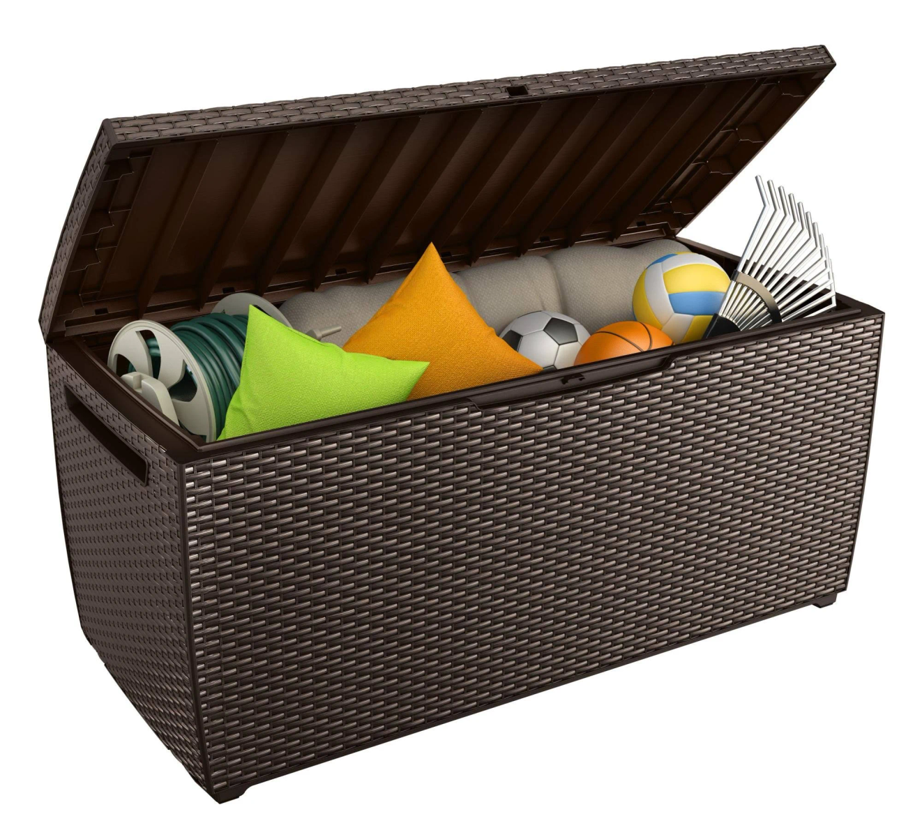 Eine braune Aufbewahrungsbox aus Rattan mit offenem Deckel, gefüllt mit Gegenständen wie Bällen, Kissen und einem Schlauch.