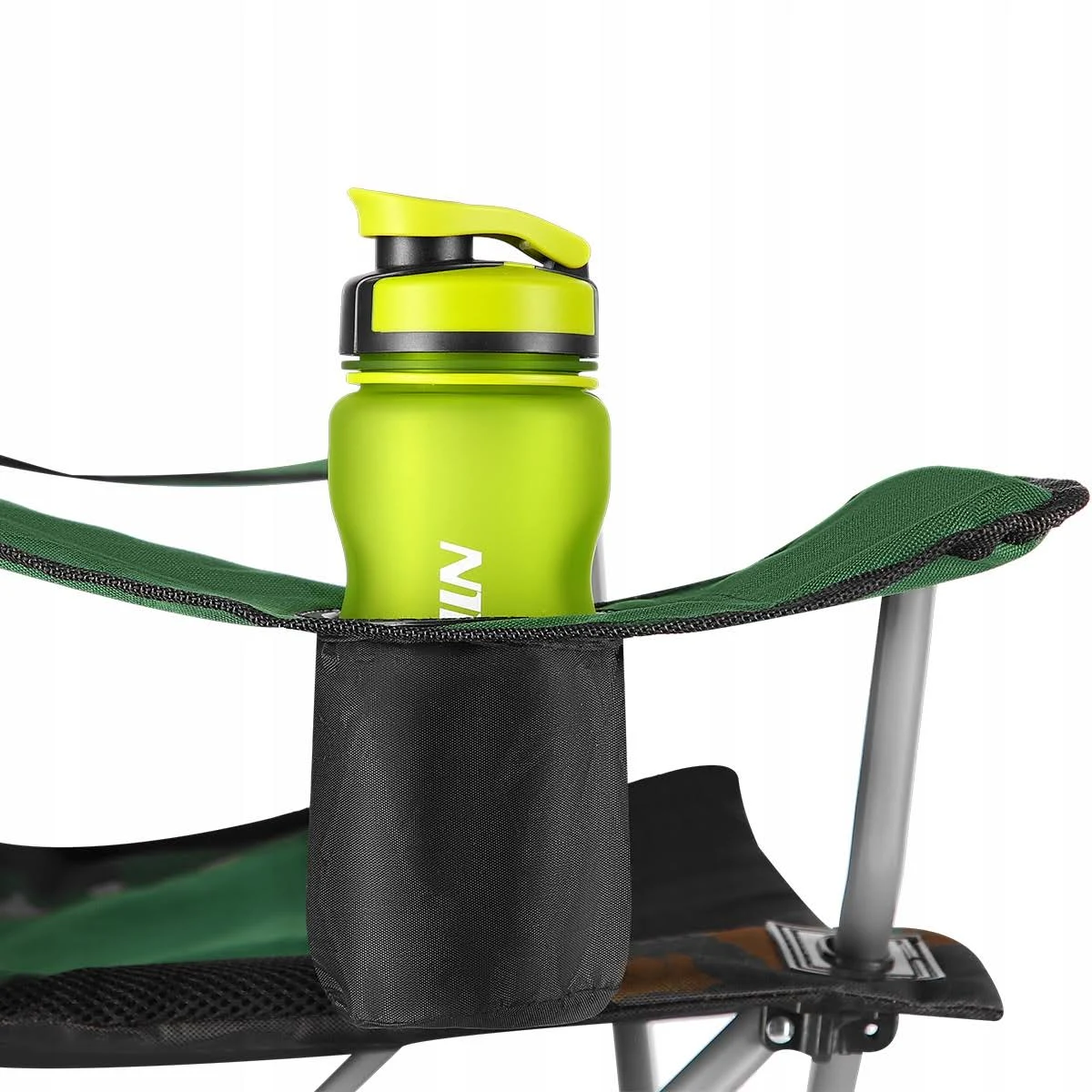 Grüne Wasserflasche in einem schwarzen Netzhalter auf einem Campingstuhl, grün und silber.