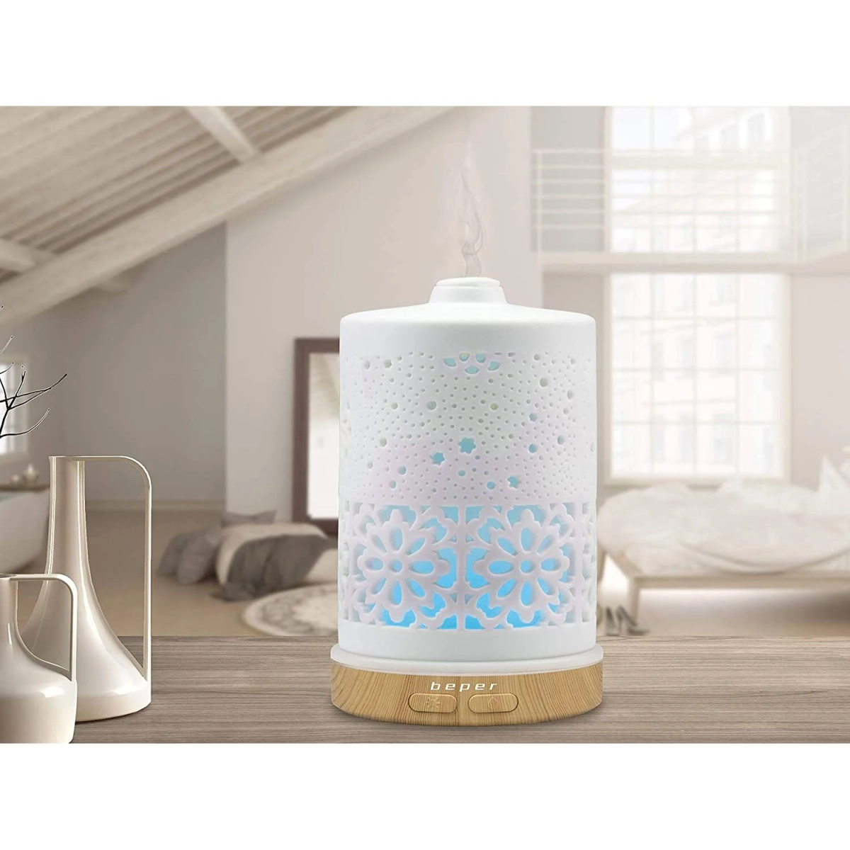 Weißer Keramik-Aroma-Diffusor mit Holzsockel. Der Diffusor gibt Dampf ab.