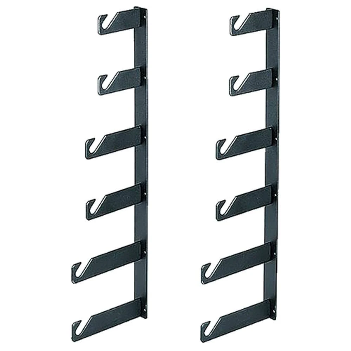 Zwei schwarze, an der Wand montierte Metallgarderoben. Weißer Hintergrund.