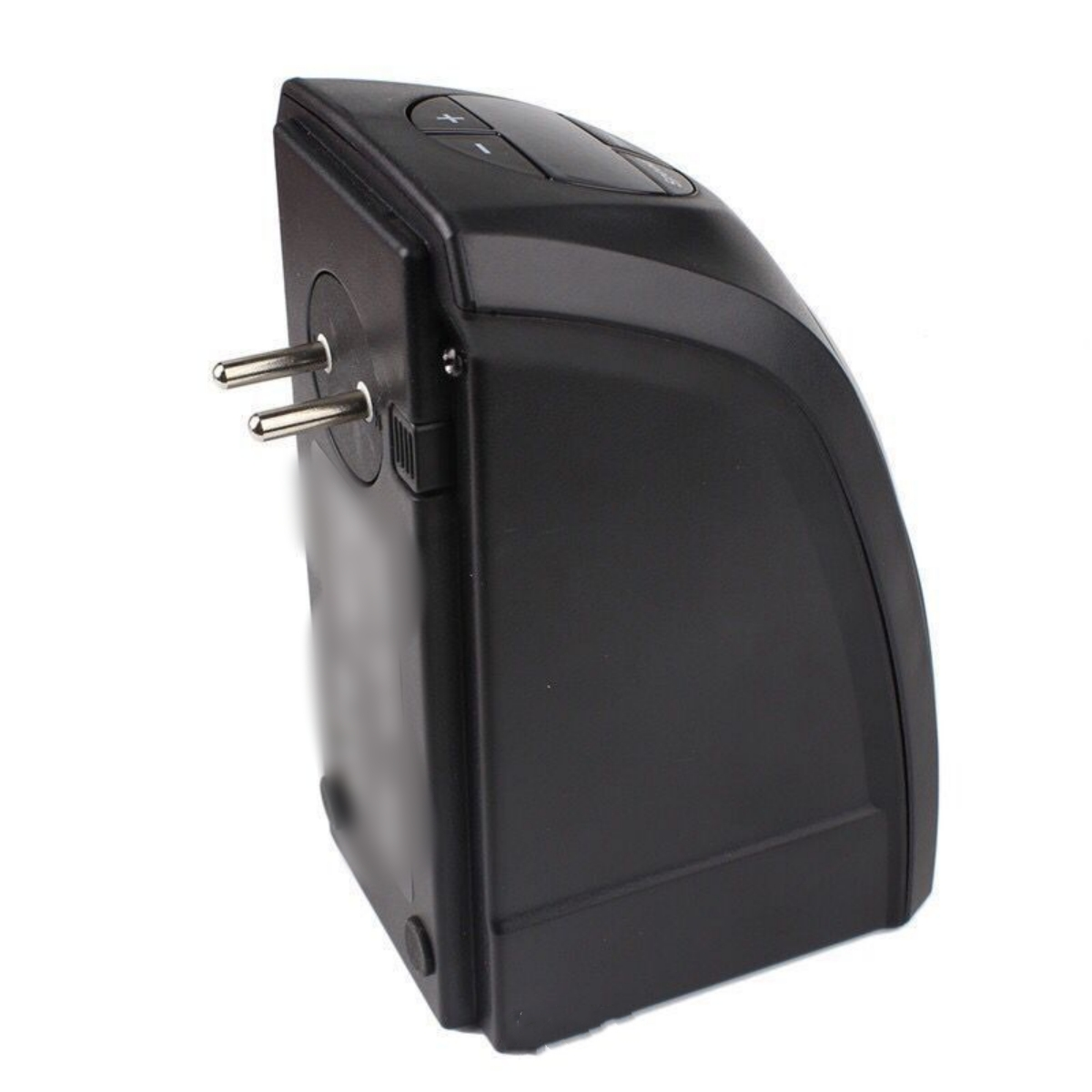 Schwarzer Netzadapter mit zwei Stiften, geschwungenem Design und Knöpfen oben.