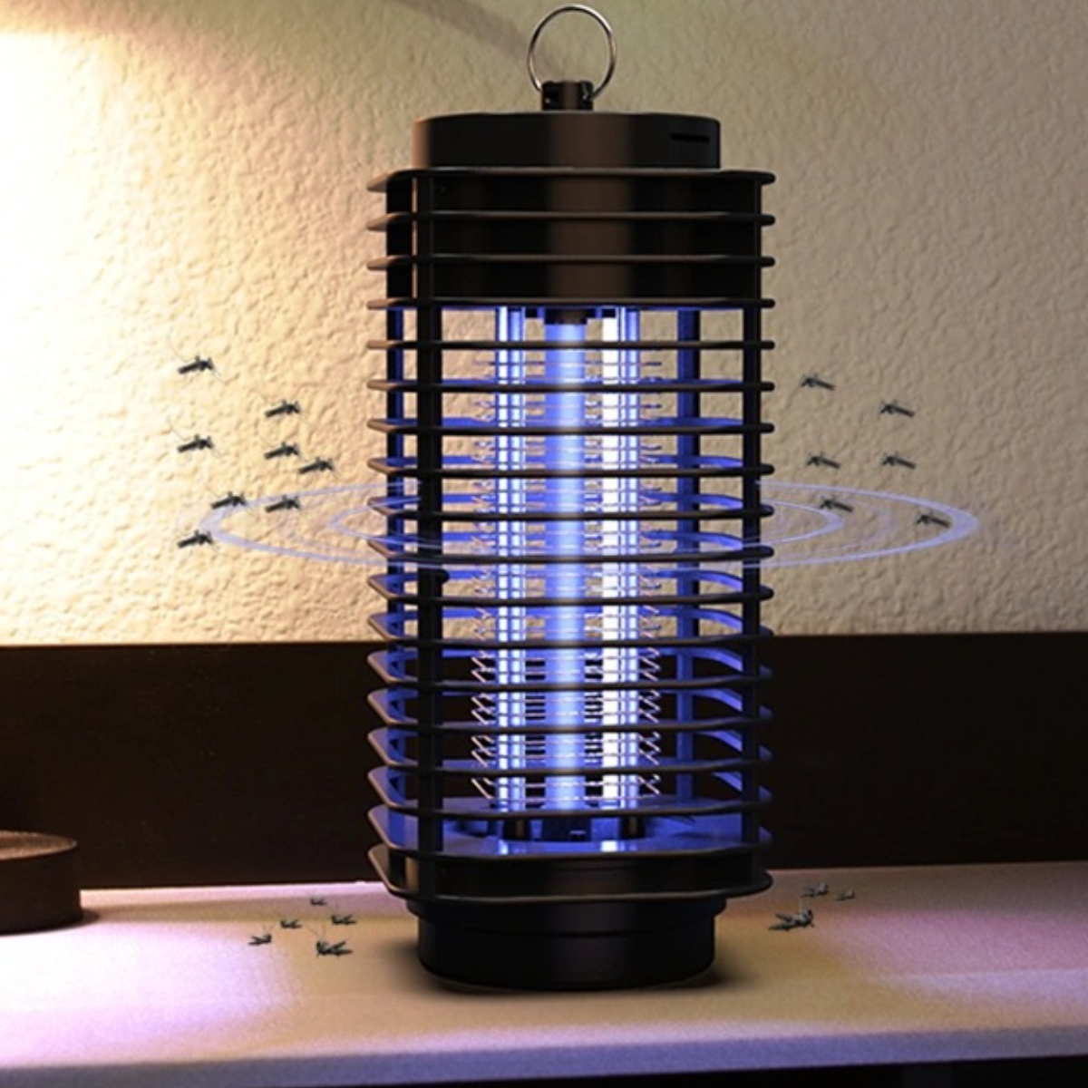 Schwarzer zylindrischer Insektenvernichter, der blaues Licht aussendet, mit herumfliegenden Mücken.