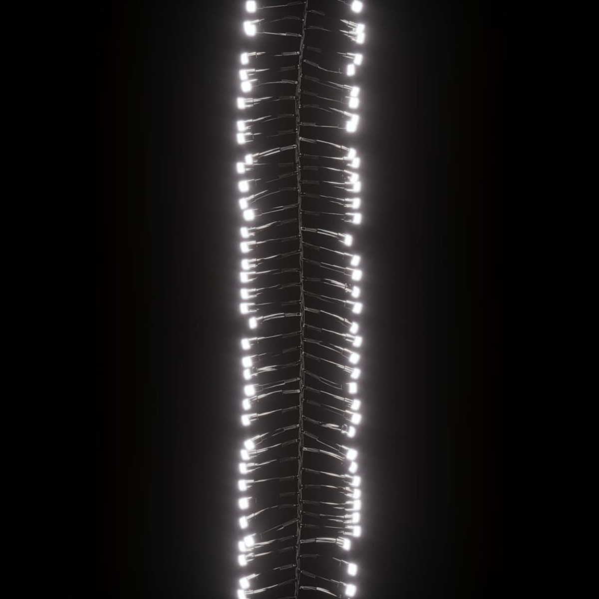 Eine Kette weißer LED-Leuchten, die vertikal vor einem schwarzen Hintergrund hängen und eine helle Säule bilden.
