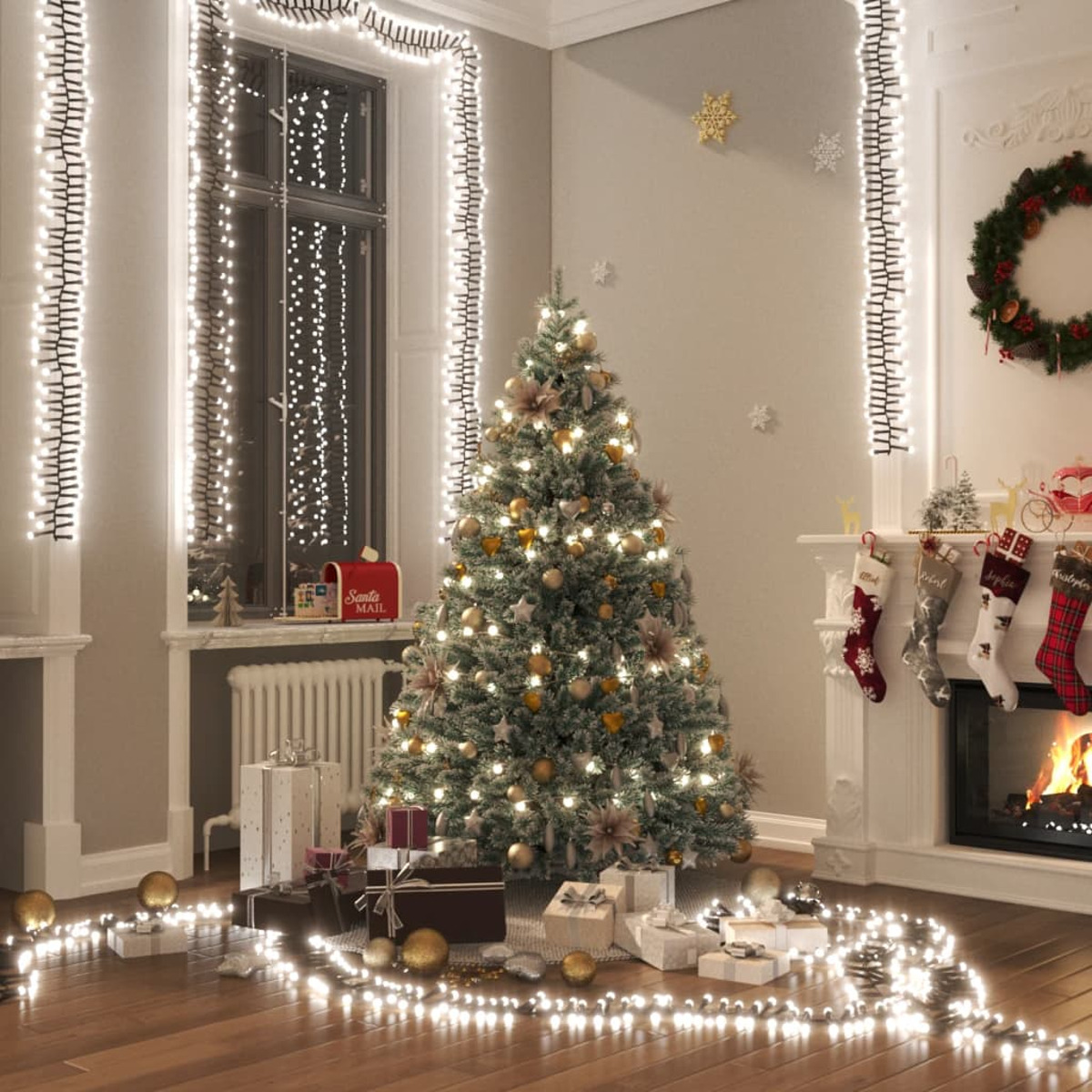 Weihnachtsbaum in einem Raum mit Lichtern, Geschenken, Strümpfen und einem Kamin.