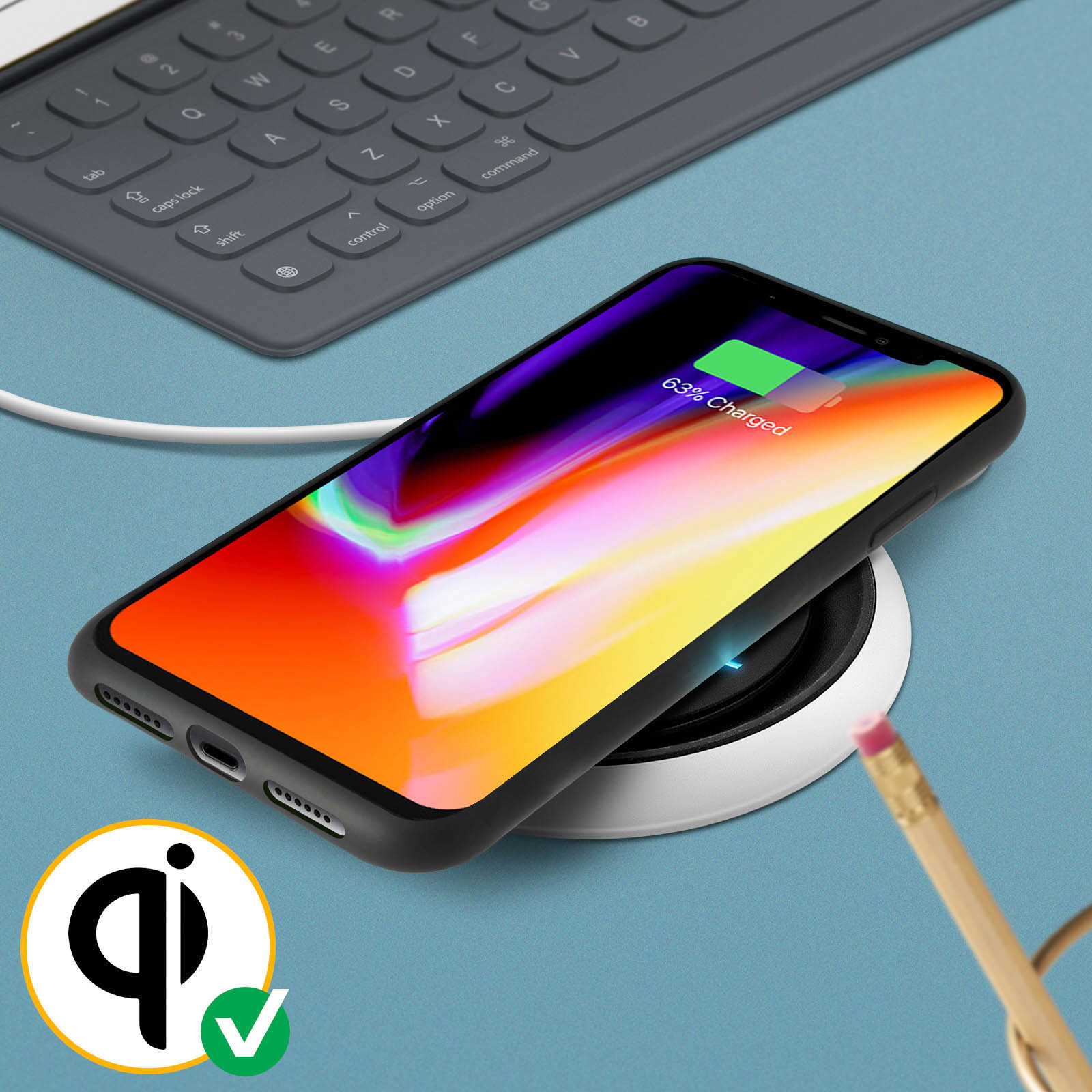 Een telefoon die draadloos oplaadt op een wit oplaadpad. Het scherm toont een oplaadpictogram.