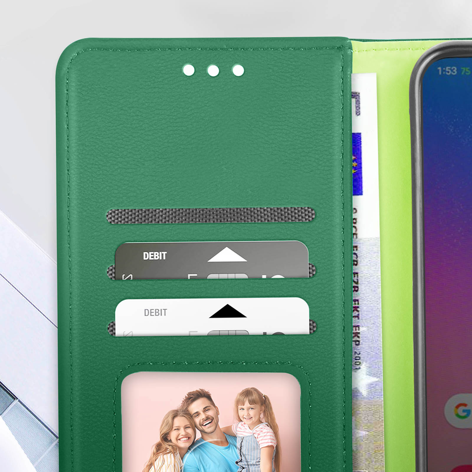 Primo piano di una custodia verde per telefono con fessure per carte, carte di debito e una foto di famiglia.