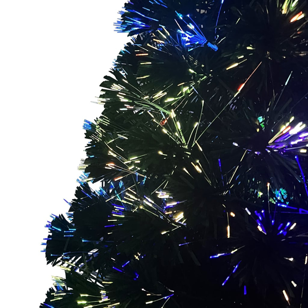 Nahaufnahme eines dunkelgrünen künstlichen Weihnachtsbaums mit bunten Glasfaserlichtern. Einige Lichter sind blau, weiß und lila.