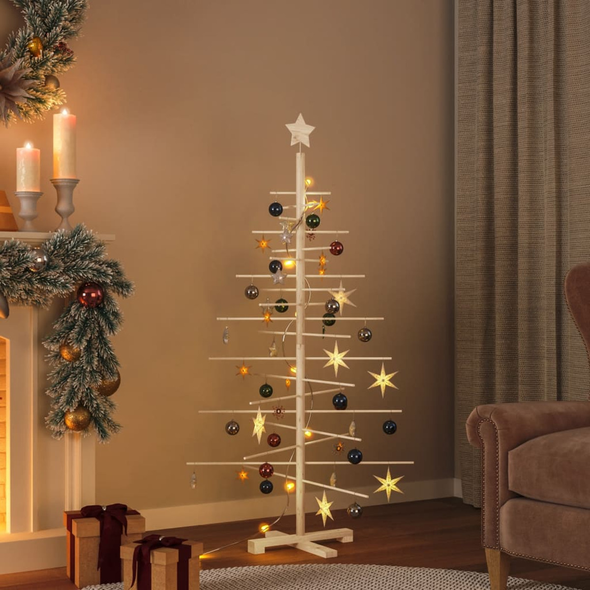 Moderner Weihnachtsbaum aus Holz, mit Ornamenten und Lichtern geschmückt, Innenraum.