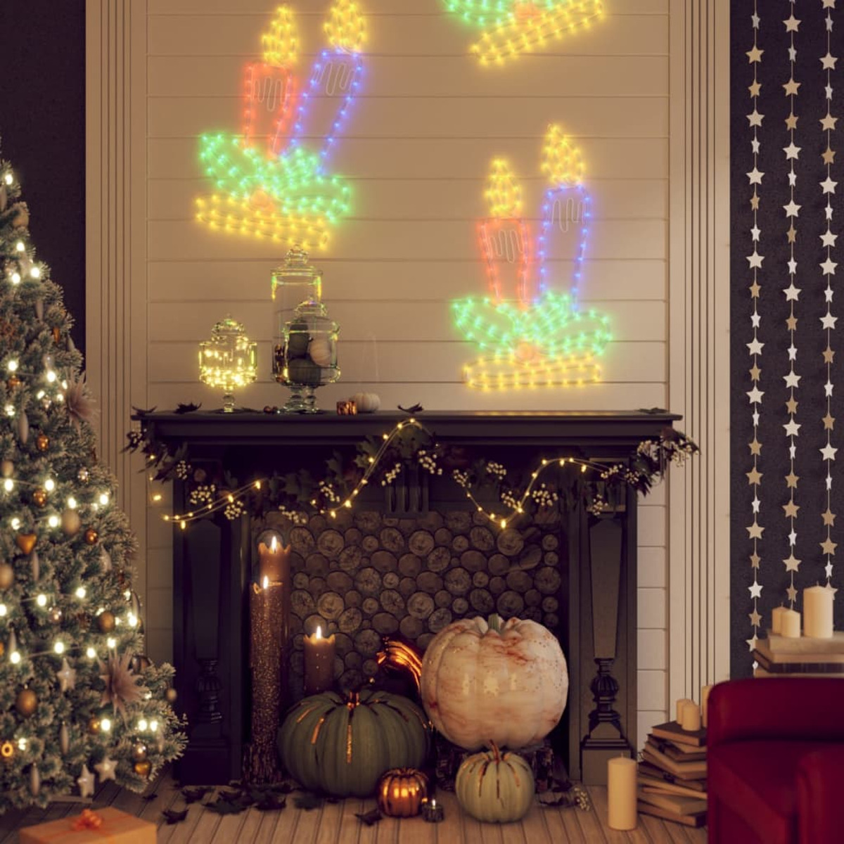 Kamin mit Weihnachtsdekoration, darunter brennende Kerzen, Kürbisse und kerzenförmige Lichter an der Wand.