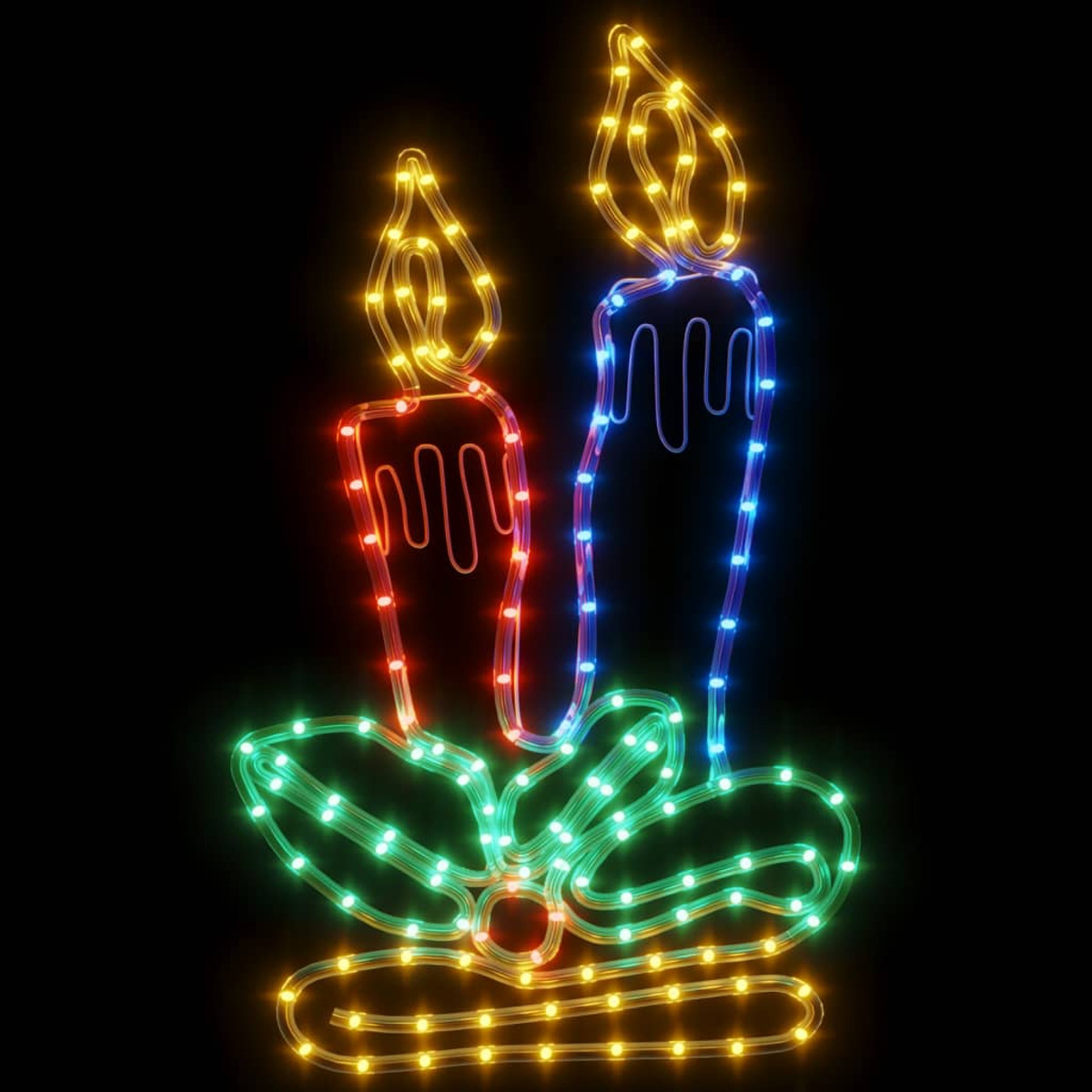 Beleuchtete Weihnachtskerzen, umrandet mit bunten Lichtern vor schwarzem Hintergrund.