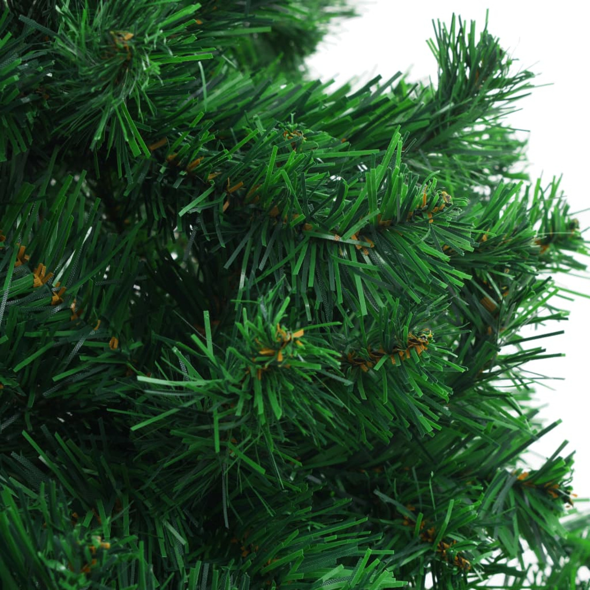 Nahaufnahme eines grünen Weihnachtsbaums mit Nadeln, Ästen und weißem Hintergrund.