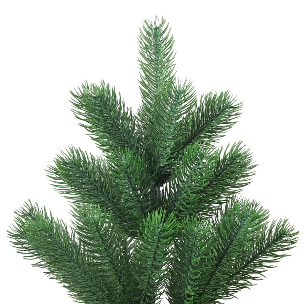 Nahaufnahme des oberen Teils eines grünen Weihnachtsbaums mit Nadeln und Ästen vor weißem Hintergrund.