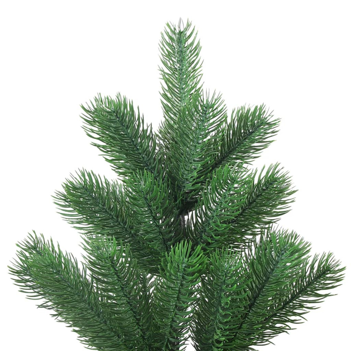 Nahaufnahme eines grünen Weihnachtsbaumzweigs mit Nadeln, weißer Hintergrund.
