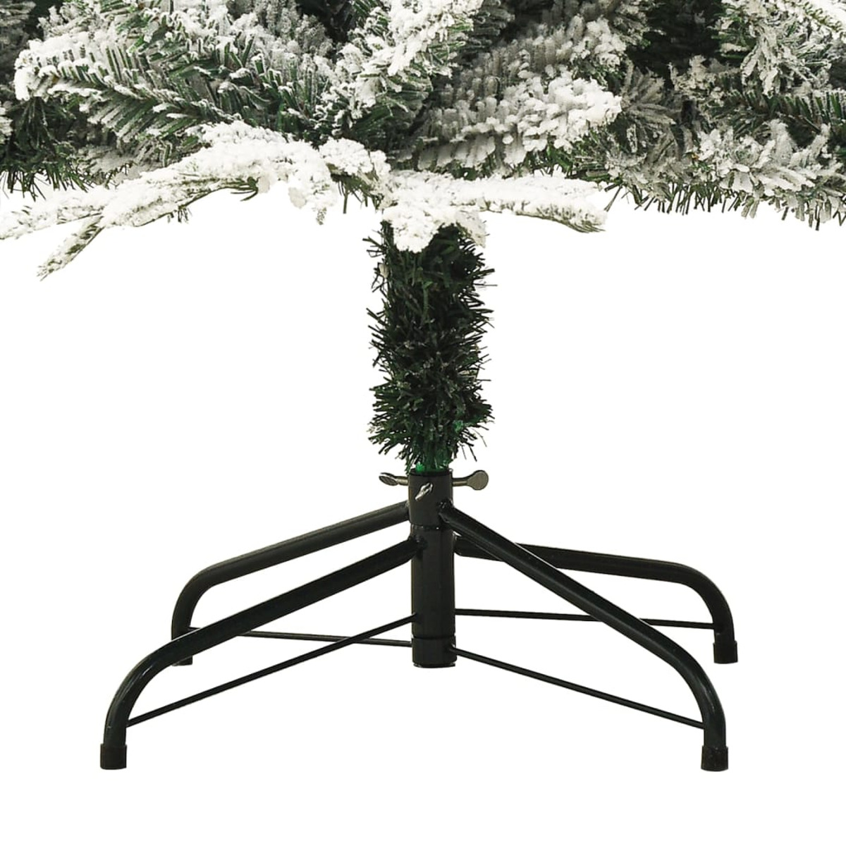 Nahaufnahme eines Weihnachtsbaumständers mit schneebedeckten Ästen auf weißem Hintergrund.