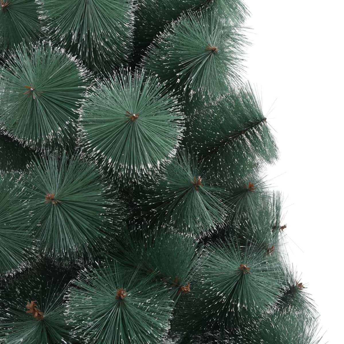 Nahaufnahme eines grünen Weihnachtsbaums mit weißen Spitzen und weißem Hintergrund.