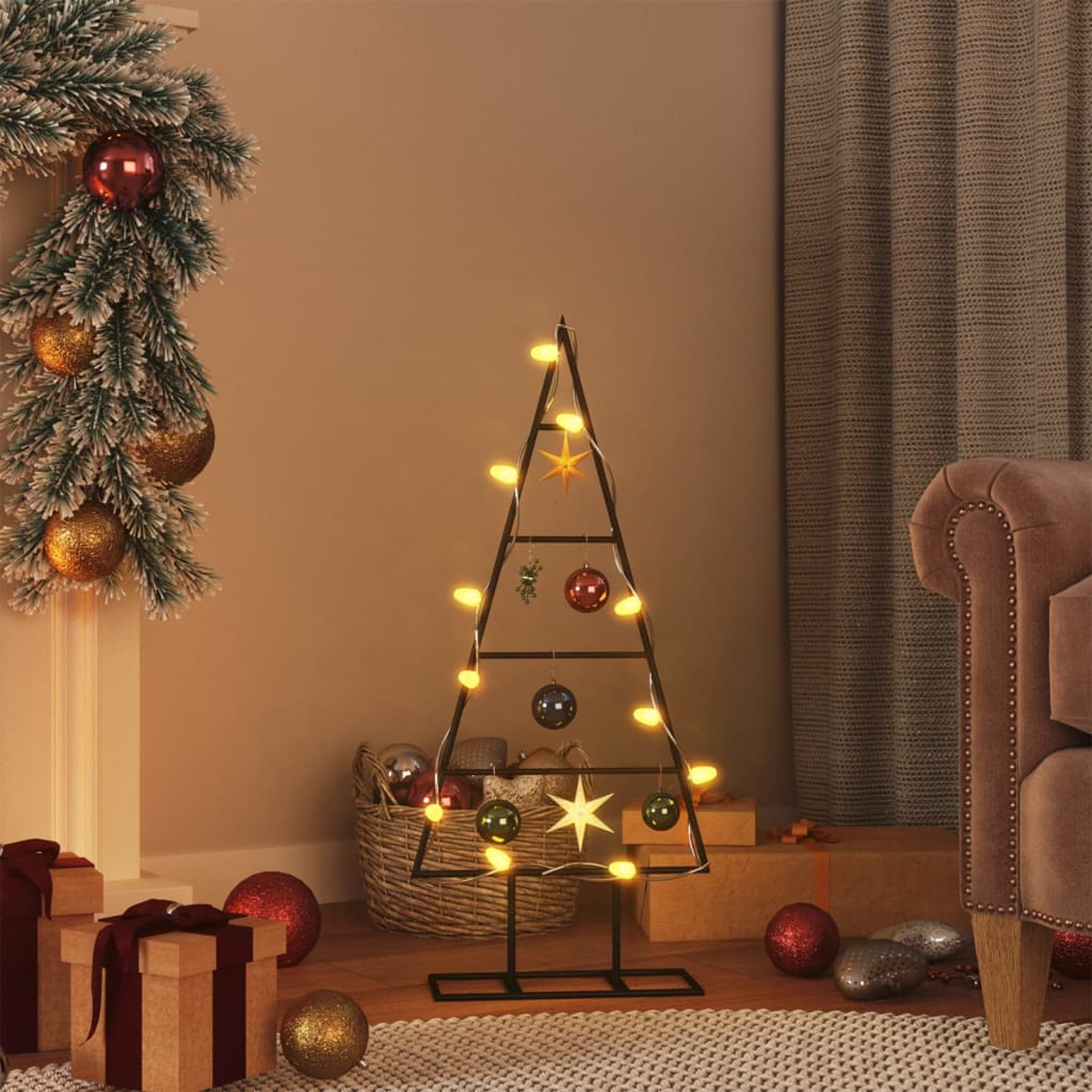 Ein Weihnachtsbaum aus Metall mit Lichtern und Ornamenten. Geschenke, eine Girlande und eine Couch sind ebenfalls vorhanden.