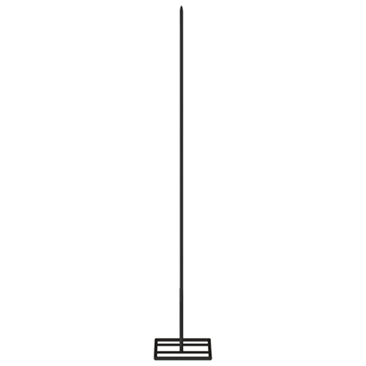 Eine schwarze Metall-Stehlampe mit rechteckigem Fuß und einem hohen, schlanken Pfosten. Der Hintergrund ist weiß.