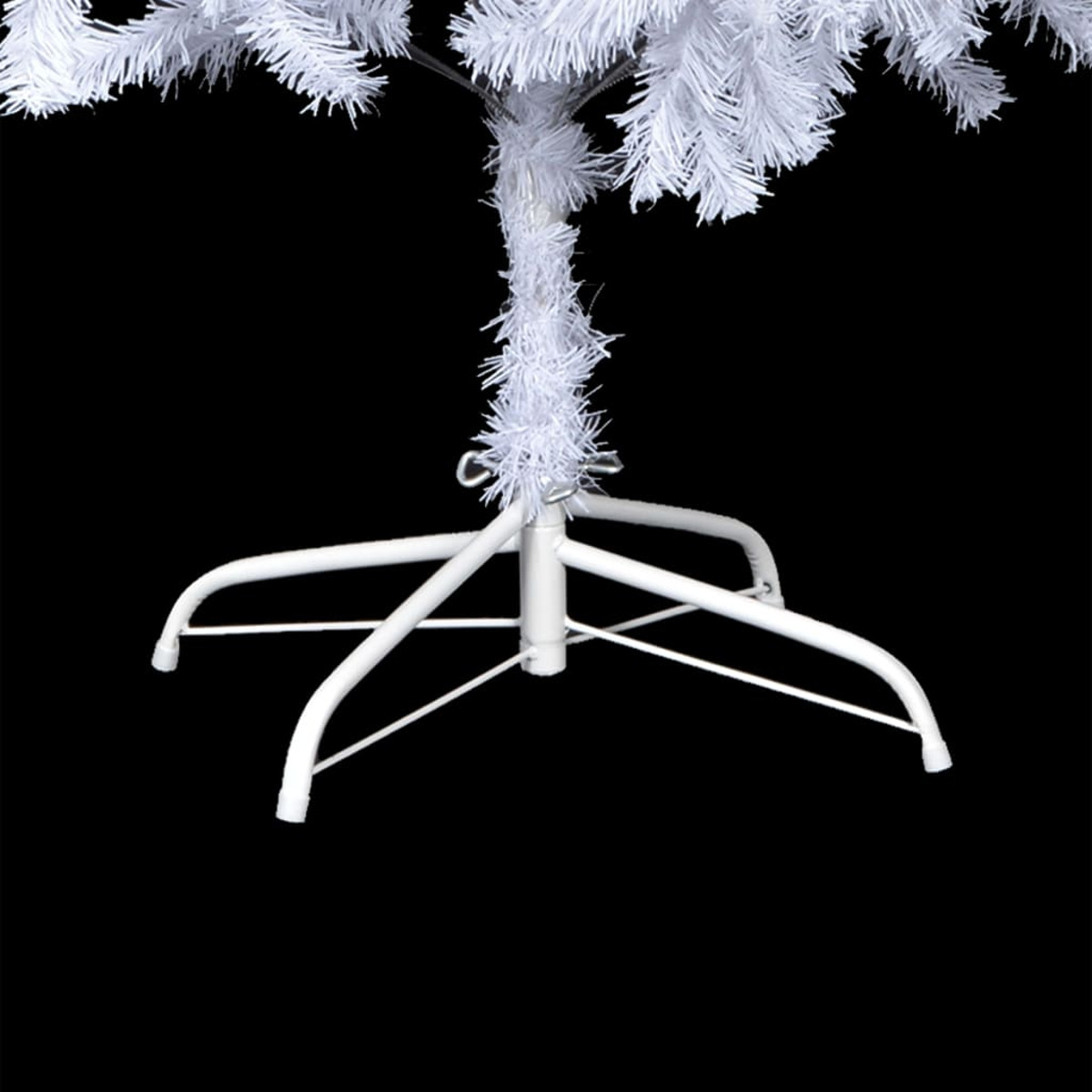 Ein weißer Weihnachtsbaumfuß vor schwarzem Hintergrund ist abgebildet.