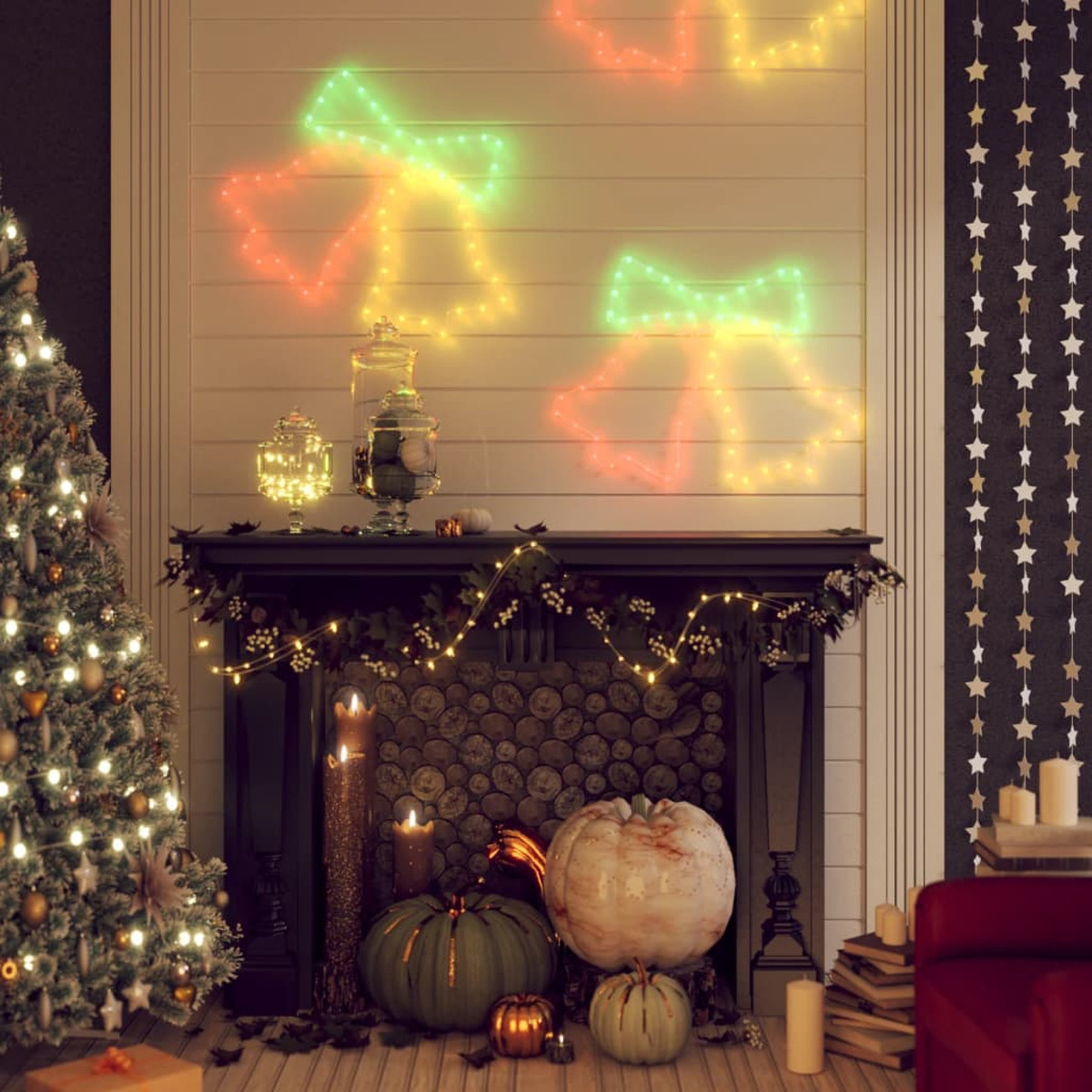 Ein Kamin mit Weihnachtsdekorationen. Es gibt Kürbisse, Kerzen und Lichter.