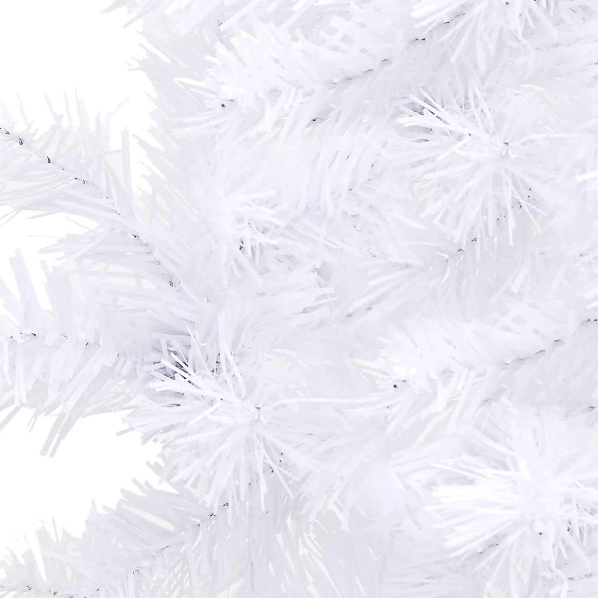 Nahaufnahme von weißen Weihnachtsbaumzweigen. Die Zweige sind künstlich und haben eine stachelige Textur.