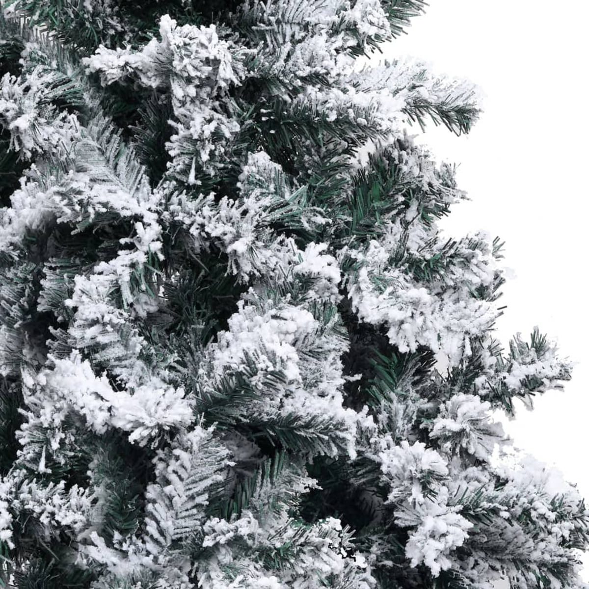 Nahaufnahme eines schneebedeckten, grünen Weihnachtsbaums mit weißem Hintergrund.