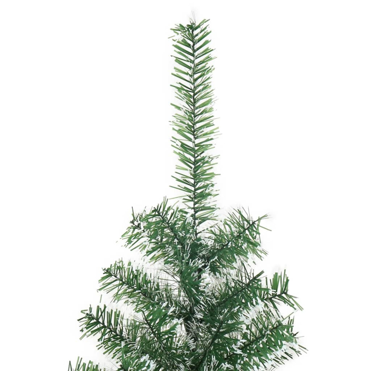 Nahaufnahme von künstlichen grünen Weihnachtsbaumzweigen mit leichtem Schneestaub auf weißem Hintergrund.
