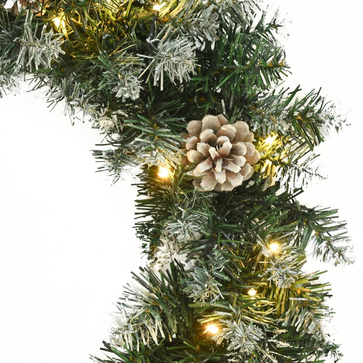 Nahaufnahme eines Weihnachtsgirlande mit Lichtern, Tannenzapfen und Kunstschnee.