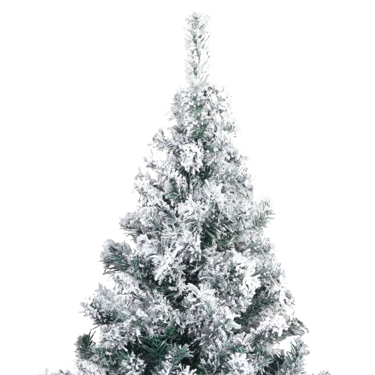 Nahaufnahme der Spitze eines schneebedeckten Weihnachtsbaums mit grünen Nadeln und weißem Schnee.