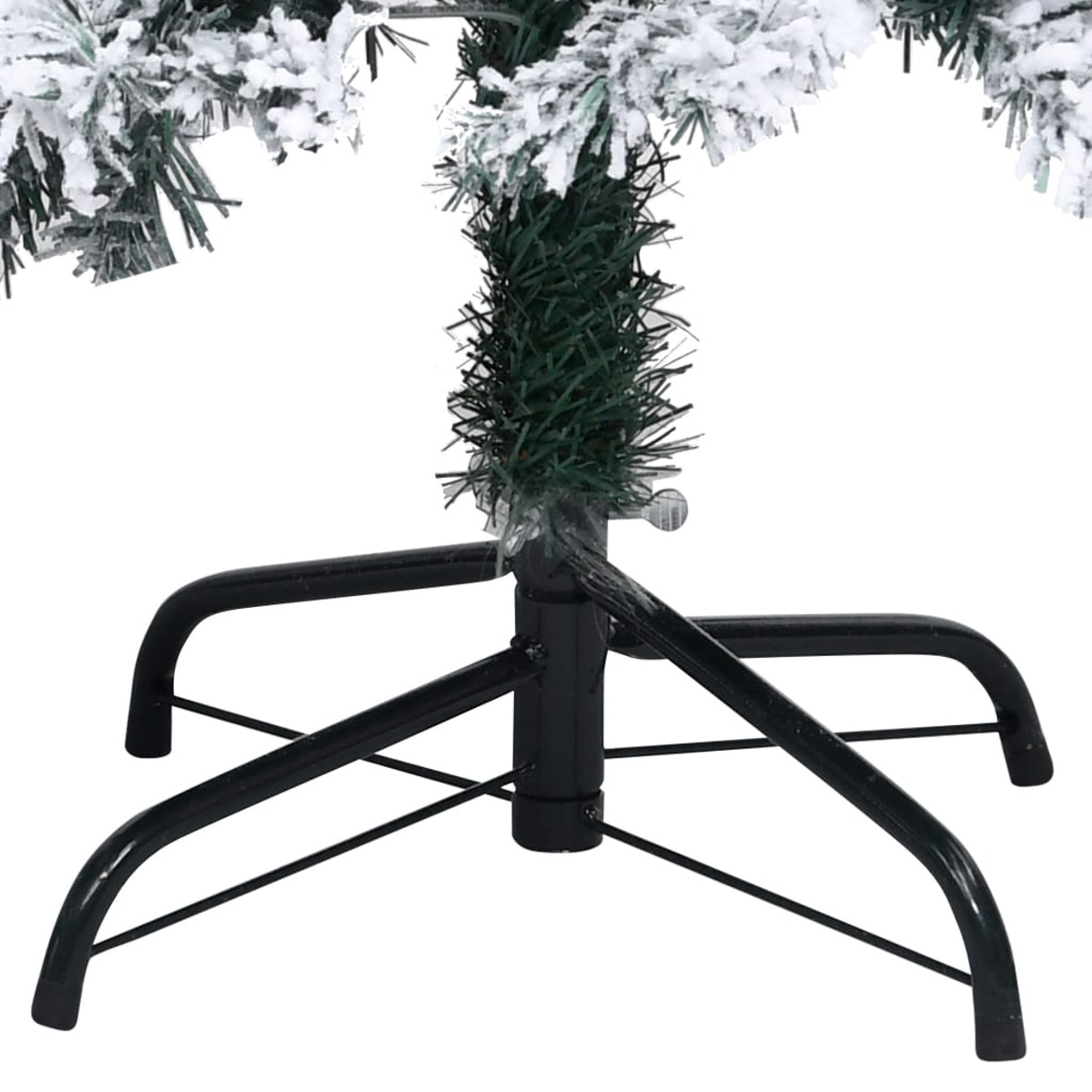 Nahaufnahme von Weihnachtsbaumfuß und -zweigen mit Kunstschnee. Schwarzer Metallständer.