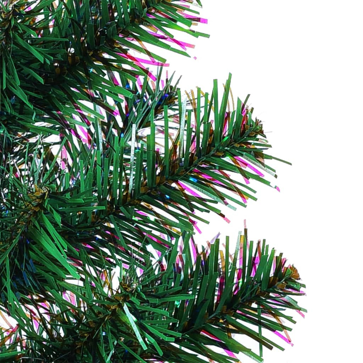 Nahaufnahme eines grünen Weihnachtsbaumzweigs mit buntem Lametta. Weißer Hintergrund. Helle Farben.