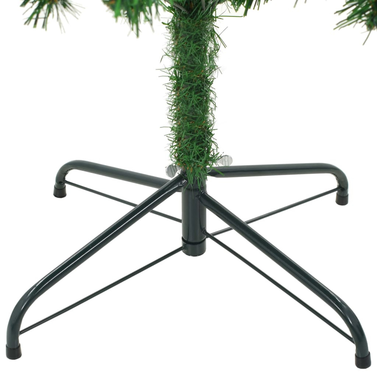 Der Fuß eines grünen Weihnachtsbaums mit Metallständer und grünen Nadeln um den Stamm.