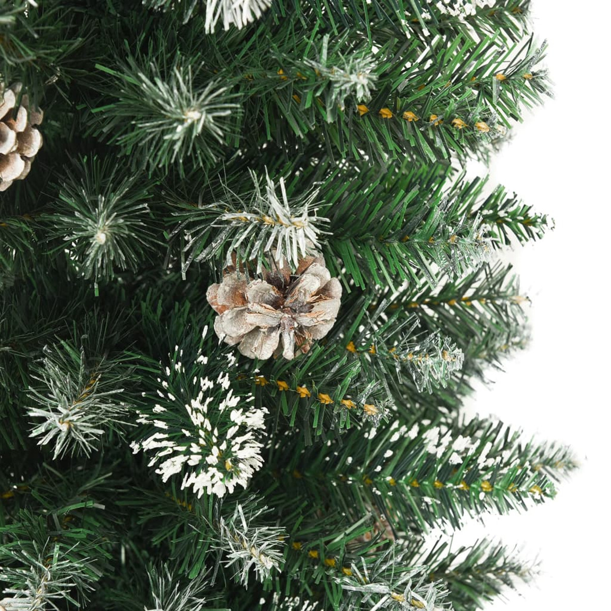 Nahaufnahme eines grünen Weihnachtsbaums mit Tannenzapfen und Kunstschnee auf weißem Hintergrund.