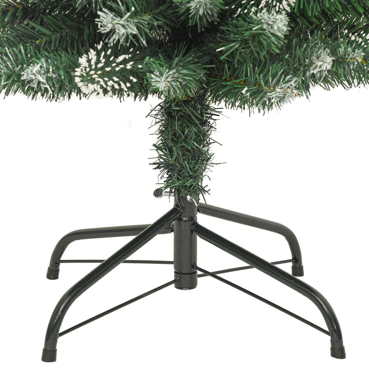 Die Basis eines grünen Weihnachtsbaums. Er hat einen schwarzen Metallständer und ist in Nahaufnahme.