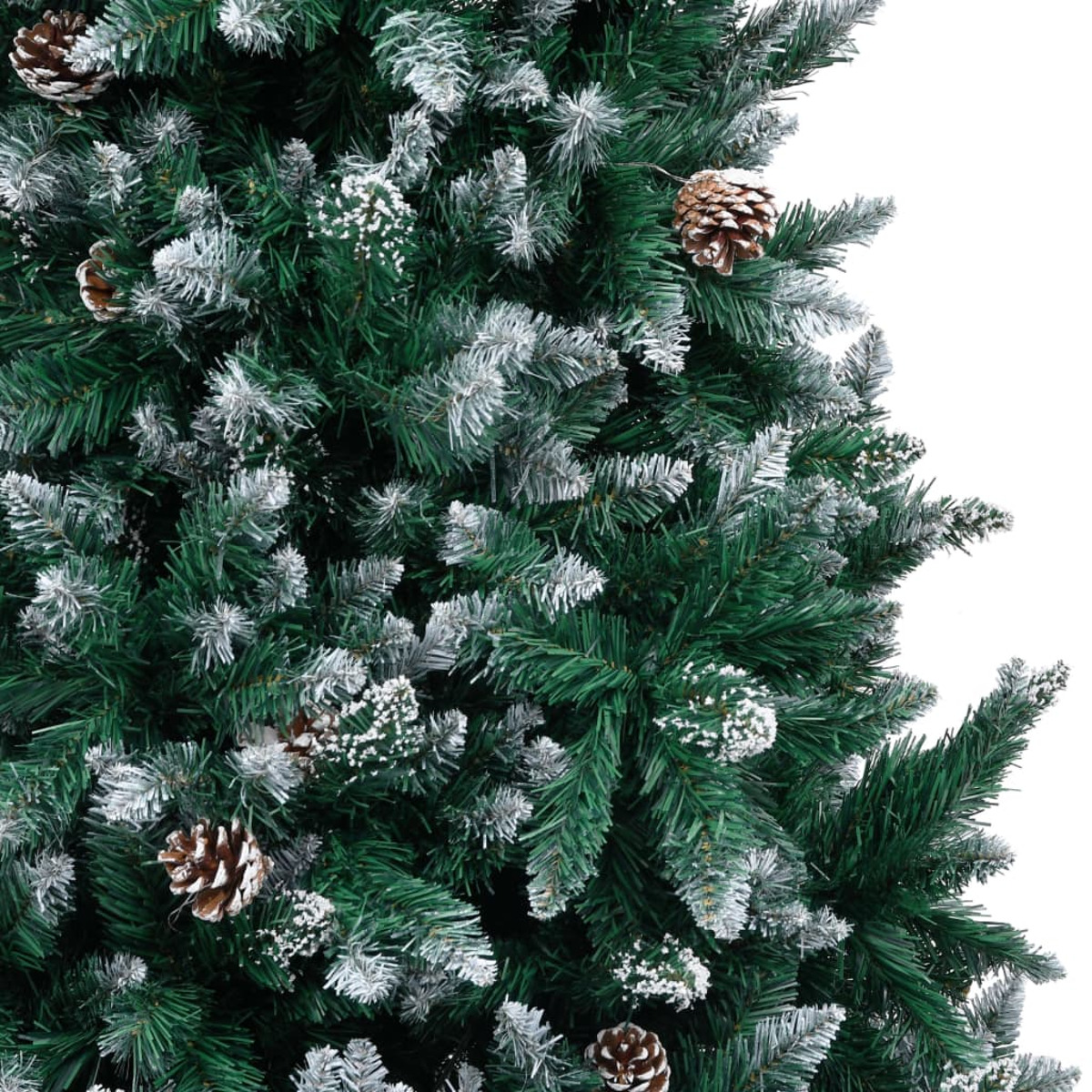 Weihnachtsbaum mit Schnee und Tannenzapfen, Nahaufnahme.